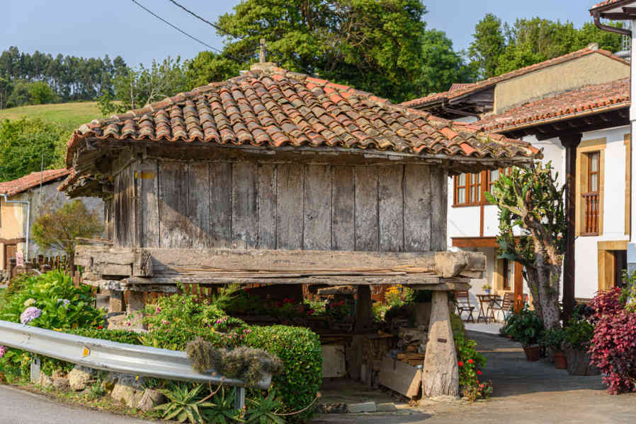 Principado de Asturias 081 - hórreo.jpg